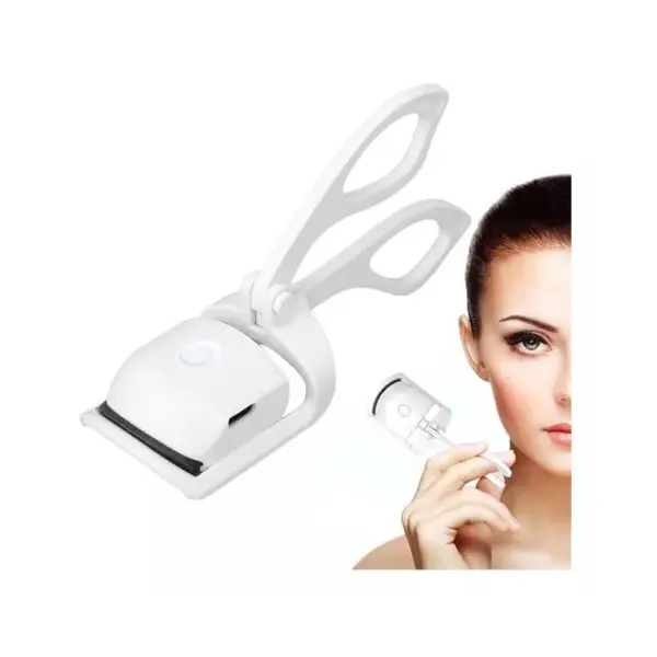 Rizador de pestañas eléctrico blanco con detalle de aplicación en ojo de modelo.
