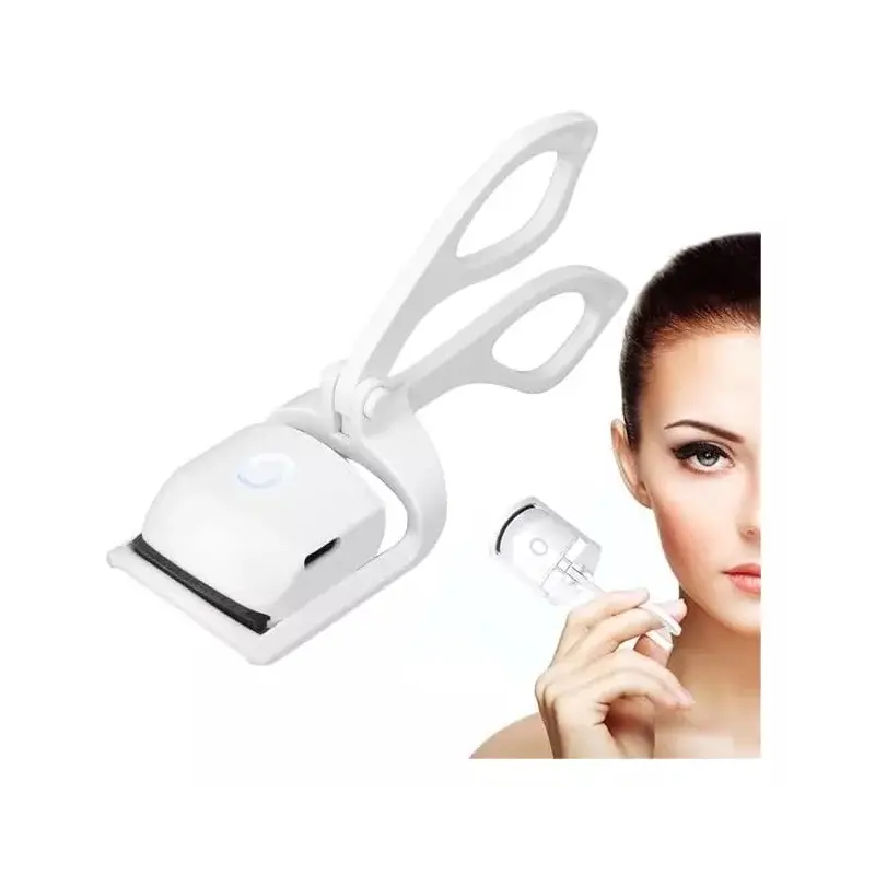 Rizador de pestañas eléctrico blanco con detalle de aplicación en ojo de modelo.