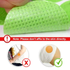 Parches antimosquitos de citronella con instrucciones de uso y advertencia sobre contacto directo con la piel.