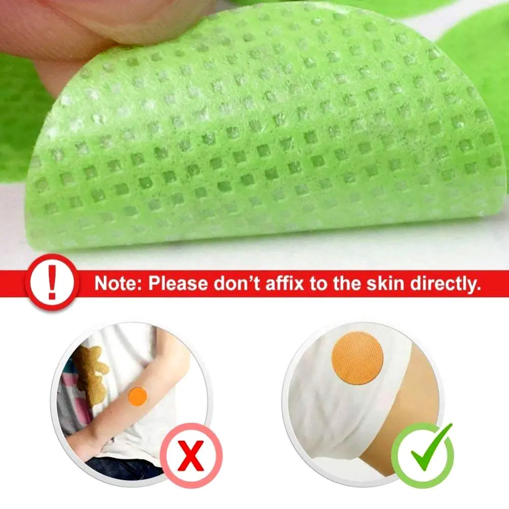 Parches antimosquitos de citronella con instrucciones de uso y advertencia sobre contacto directo con la piel.