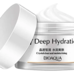 Crema BIOAQUA Deep Hydration, aclarante y humectante, envase abierto con producto visible.