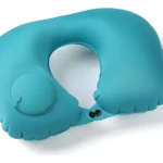 Almohada inflable de viaje color turquesa con válvula para inflar.