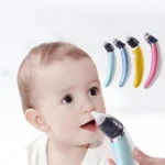 Aspirador nasal para bebés en uso, con varios colores disponibles.