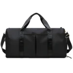 Bolso de viaje o gym negro impermeable, moderno y funcional con asas y correa.