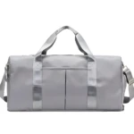 Bolso de viaje y gym impermeable gris con asas y correa plateadas.