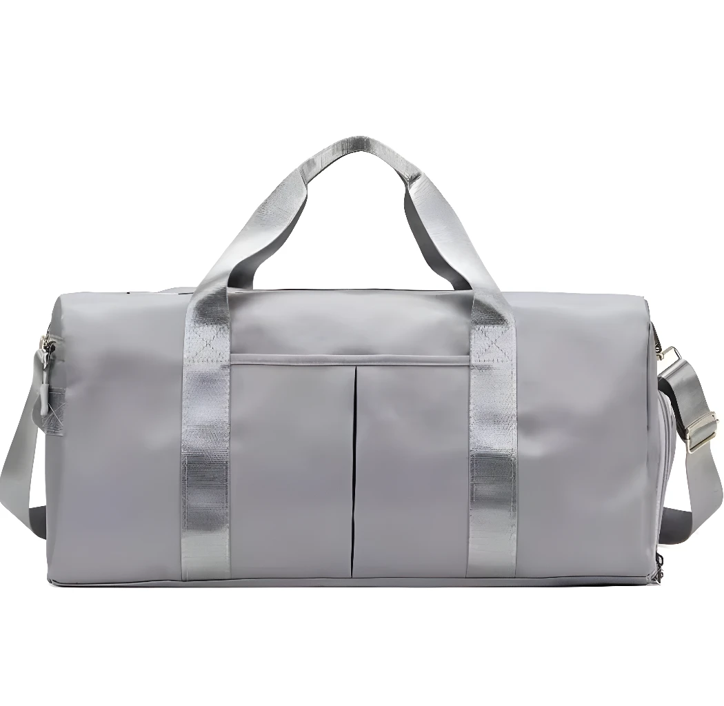 Bolso de viaje y gym impermeable gris con asas y correa plateadas.