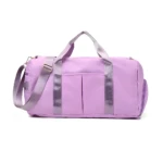 Bolso de viaje o gym impermeable morado con correa ajustable y bolsillos frontales.