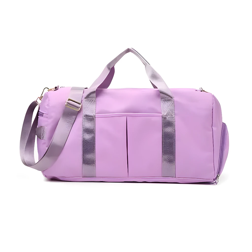 Bolso de viaje o gym impermeable morado con correa ajustable y bolsillos frontales.