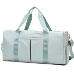 Bolso de viaje o gym impermeable, ligero y resistente, color gris claro.