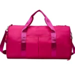 Bolso de viaje o gym impermeable color fucsia con asas y correa.
