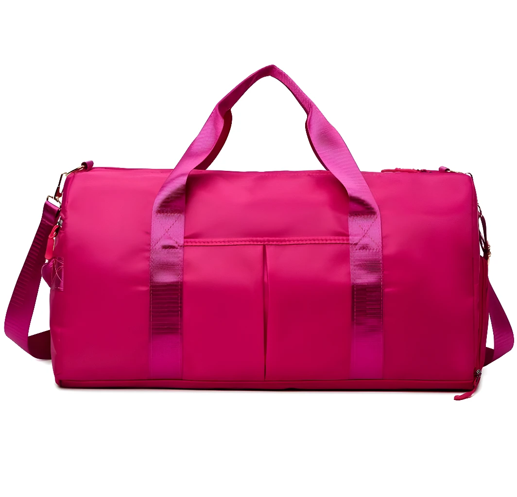 Bolso de viaje o gym impermeable color fucsia con asas y correa.