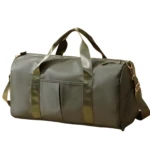 Bolso de viaje y gimnasio impermeable verde olivo con correas doradas y compartimentos.