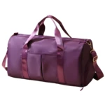 Bolso morado impermeable de viaje o gym, con asas y correa, ideal para llevar tus pertenencias.