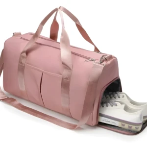 Bolso de viaje o gym impermeable rosa con compartimento lateral para zapatos y zapatillas blancas.