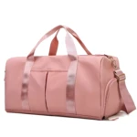 Bolso de viaje o gym impermeable color rosa con correas y bolsillo lateral.