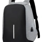 Morral antirobo gris y negro con puerto USB y diseño moderno.