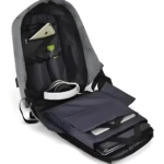 Morral antirrobo gris abierto, interior organizado con tecnología y accesorios.