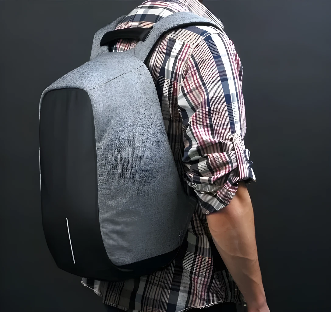 Mochila morral antirobo gris y negra para hombre, con diseño moderno.