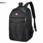 Bolso morral negro para hombre, estilo casual, con compartimentos frontales y laterales de malla.