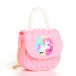 Bolso pop it rosa para niña con unicornio y cadena dorada, asa de perlas.