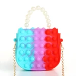 Bolso para niña estilo Pop It, con perlas y cadena dorada, colores degradados.