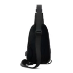 Bolso pechero negro con correa ajustable y puerto USB visible, visto desde atrás.