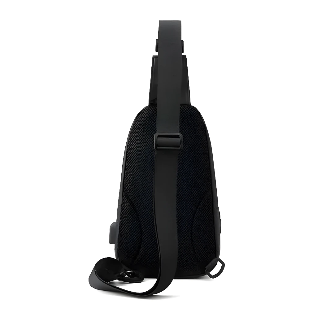 Bolso pechero negro con correa ajustable y puerto USB visible, visto desde atrás.