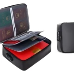 Bolso portapapeles negro con documentos y pasaportes, ideal para organizar y transportar.