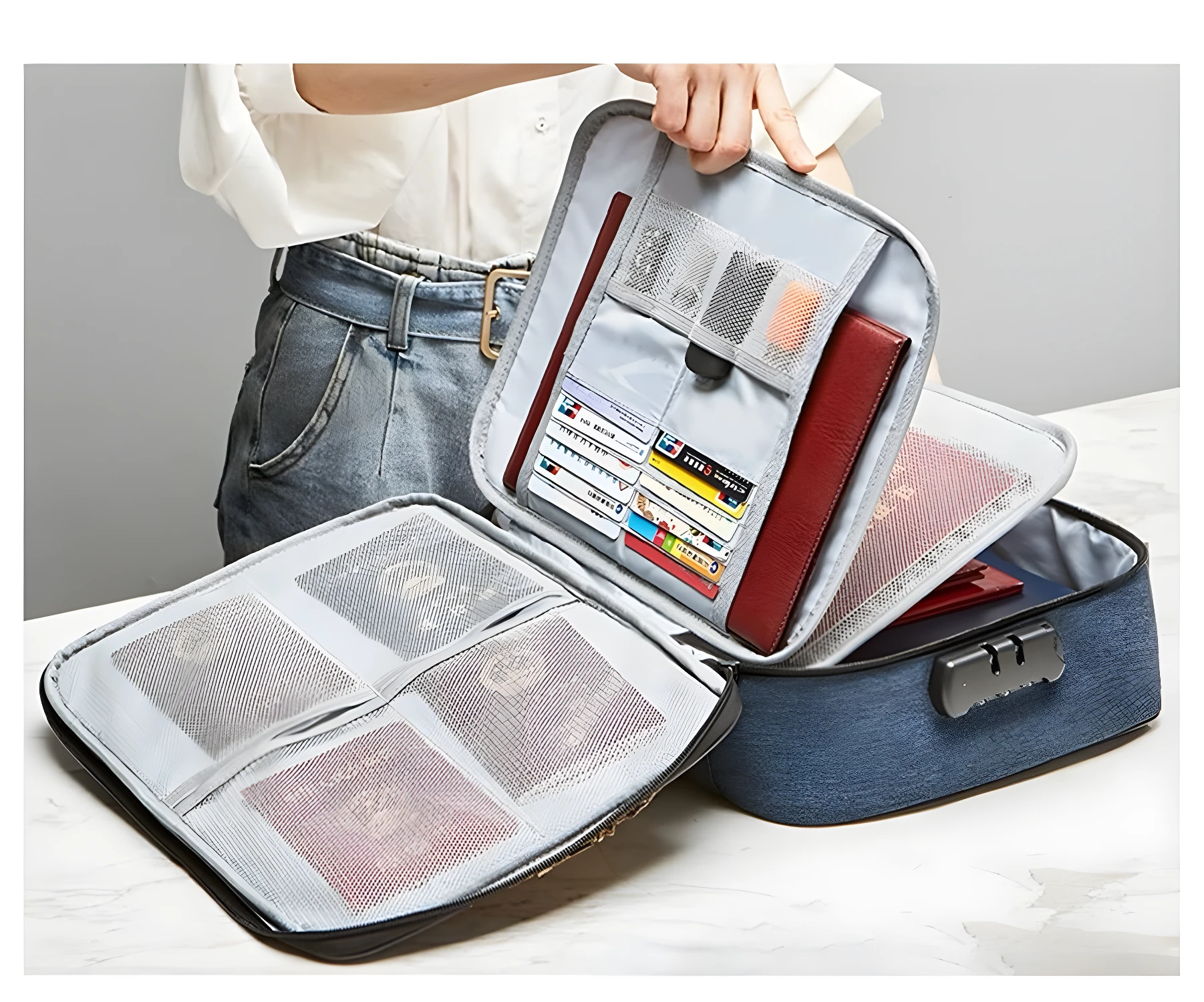 Bolso portapapeles con compartimentos para documentos, pasaportes, tarjetas y candado de combinación.