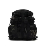 Bolso táctico deportivo camuflado negro con correas y hebillas negras.