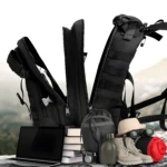 Bolso táctico deportivo negro de gran capacidad con laptop, libros y equipo de camping.