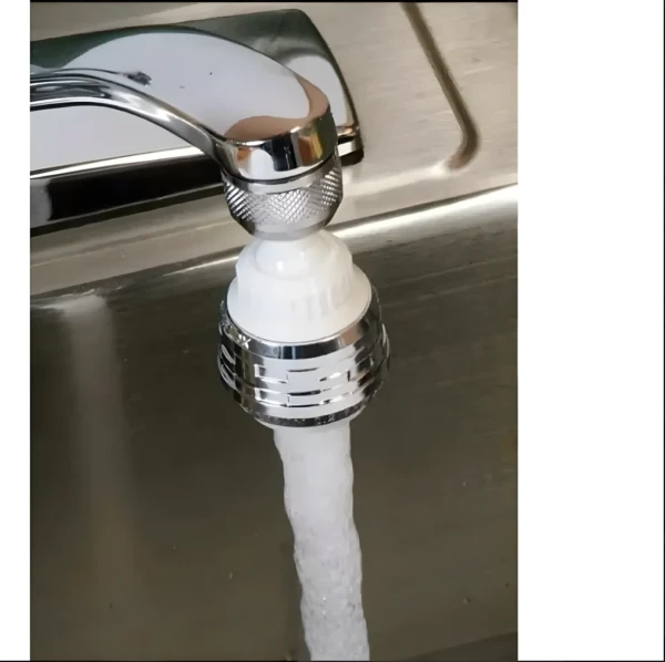 Cabezal ahorrador de agua ajustable para grifo en acción sobre un lavaplatos de acero inoxidable.