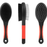 Cepillo para mascotas doble cara, uno con cerdas y otro con pines, mango ergonómico negro y naranja.