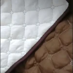 Cubre sofá de 2 puestos acolchado reversible blanco y marrón.