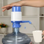 Bomba manual para dispensador de agua de botellón, fácil de usar y transportar.