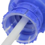 Bomba manual para botellón de agua, dispensador azul con tubo blanco.