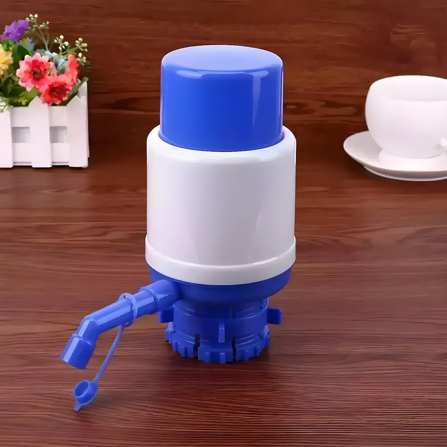 Dispensador de agua manual para botellón, bomba superior azul y blanca con surtidor.