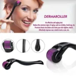 Dermaroller Rodillo Facial morado para reducir arrugas, estrías y acné, con microagujas y mango ergonómico.