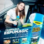 Mujer limpiando interior de carro con Simoniz Espuma Mágica, potente limpiador para superficies.