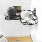 Estante de pared negro para organizar tazas y utensilios en la cocina.