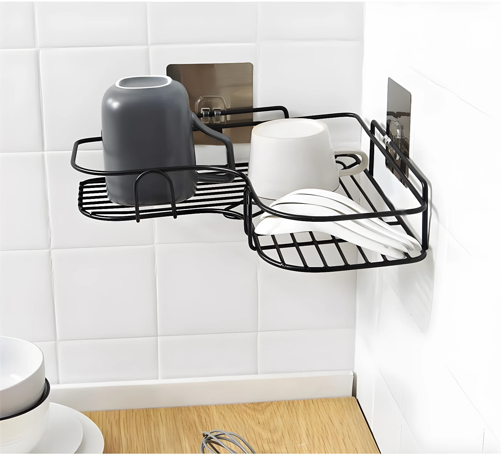 Estante de pared negro para organizar tazas y utensilios en la cocina.