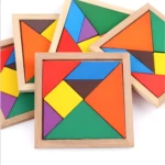 Juego Tangram didáctico x2 de madera con piezas geométricas coloridas apiladas.