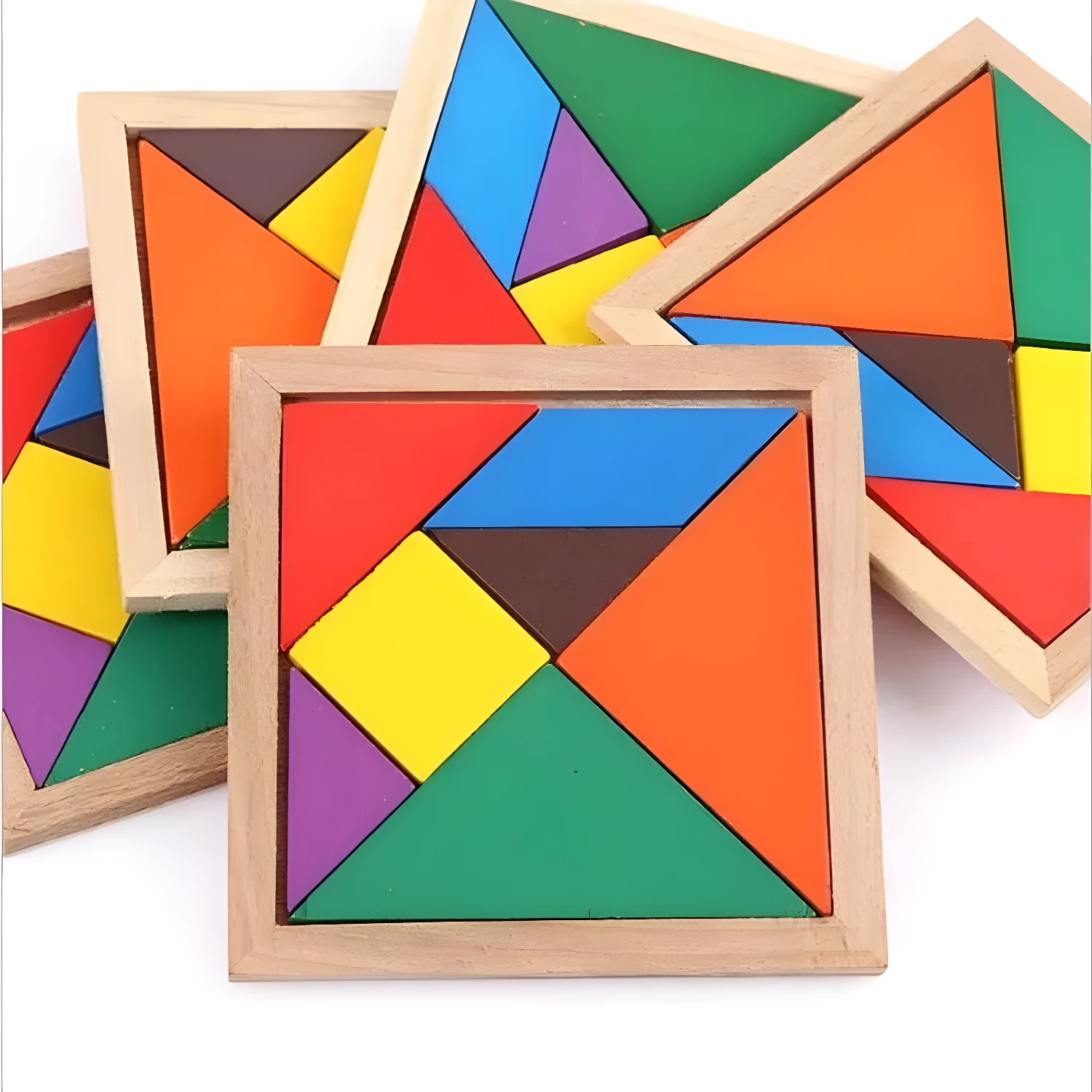 Juego Tangram didáctico x2 de madera con piezas geométricas coloridas apiladas.
