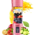 Licuadora portátil recargable rosa con frutas y cubitos de hielo, ideal para batidos.
