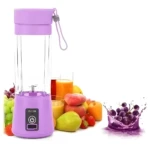 Licuadora personal portable recargable morada, ideal para jugos frescos con frutas y vasos de jugo.