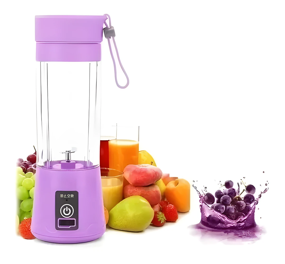 Licuadora personal portable recargable morada, ideal para jugos frescos con frutas y vasos de jugo.