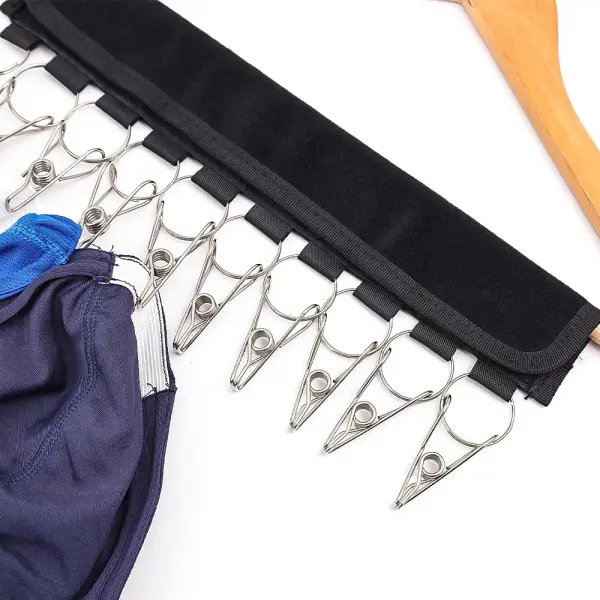Colgador de gorras con pinzas metálicas para organizar accesorios de moda.