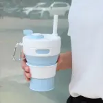 Taza de silicona para café con tapa y pitillo, azul y blanco, con asa y agarre.