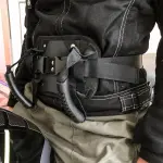 Sujetador para motocicleta con agarraderas y cinturón de seguridad para pasajero.