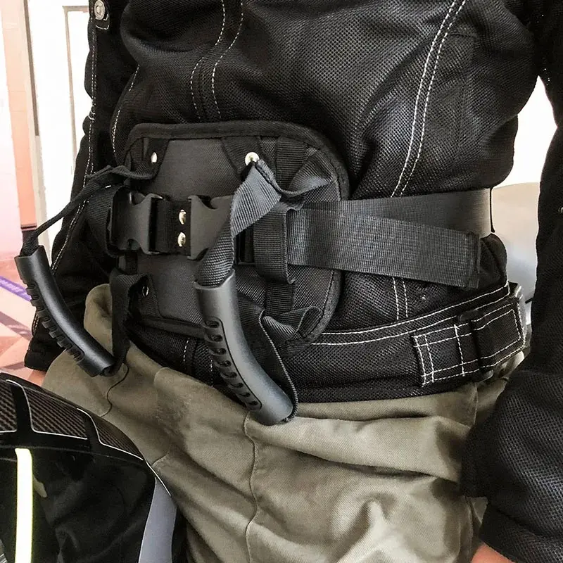 Sujetador para motocicleta con agarraderas y cinturón de seguridad para pasajero.